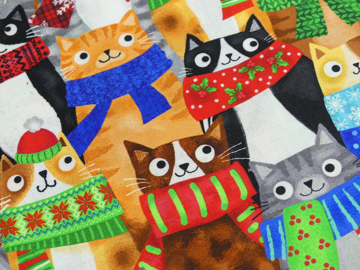 Patchworkstoff mit Katzen in bunten Schals